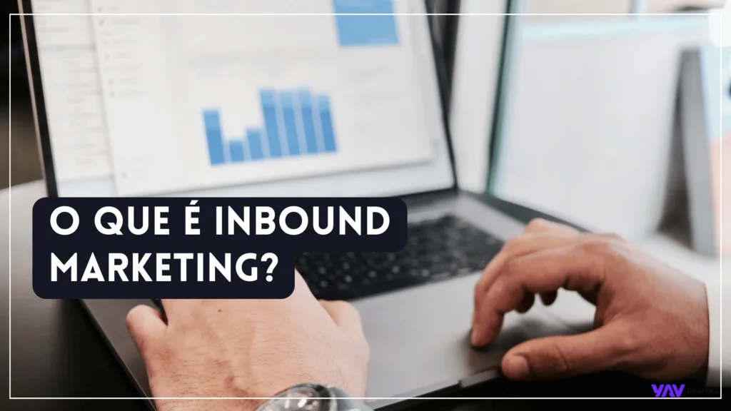 Mãos interagindo com um laptop e a frase: o que inbound marketing?