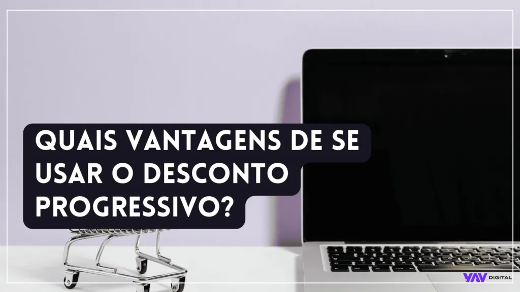 gem com um notebook e um mini carrinho de compras, com a frase "Quais as vantagens de se usar o desconto progressivo?"
Conquista e fidelização de clientes
Com um fluxo de descontos progressivos recorrente, é possível fidelizar consumidores que possuem um interesse concreto já em sua marca. Clientes que ainda não estão tão próximos da sua loja também acabam se interessando e se tornando fiéis por estarem se beneficiando com essas promoções.

Uma outra forma de conquistar o cliente, é através de um WooCommerce, que nada mais é que um plugin para sites. Se interessou mais sobre essa ferramenta? Veja mais informações em outro post que temos em nosso blog sobre o que é WooCommerce e como funciona.

Aumenta o ticket médio da loja
O ticket médio é um termo utilizado para se referir ao valor médio gasto pelo consumidor em sua loja. O cálculo pode ser feito de forma bem simples: faça uma divisão do montante das vendas pelo número de pessoas que as realizou. Sendo assim, é necessário fazer com que cada cliente gaste mais em seu e-commerce.

Ter aumento é uma das vantagens quando se adota o desconto progressivo. Por isso, fazer seu cliente gastar mais é garantir um maior ticket médio.

Melhora nos canais digitais de busca
Uma vantagem adquirida com os descontos é a melhora de resultados do seu e-commerce nos canais digitais. Vários clientes comprando, ticket médio em alta, captação maior de clientes, promoções dos produtos certos e você terá uma superioridade maior sobre os concorrentes.

Os canais digitais são uma excelente forma de divulgação para seu e-commerce. Se o investimento nessas plataformas forem feitas de forma correta, sua loja terá muito mais visibilidade e assim atrairá novos clientes.

Quando se usar o desconto progressivo
Quando se usar o desconto progressivo?
Considerando que não podemos usar essa estratégia a todo momento, ela só será praticada se tiver um planejamento adequado. Em outras palavras, analise suas metas, as intenções com a venda, e claro, como é o desempenho do seu negócio em determinada época do ano.

Mesmo o seu fluxo de vendas sendo positivo durante todo o ano, a estratégia pode ser excelente para atrair novos compradores e até mesmo para gerar saída em itens parados já por um tempo.

Outro fator importante a se analisar é saber em qual setor a sua empresa está atuando. Essa prática pode não ser interessante para formatos de empresas que vendem no atacado, por exemplo.

como aplicar o desconto progressivo
Como aplicar o desconto progressivo?
Para você realizar essa estratégia, fizemos uma lista com alguns itens que você deve ter em mente na hora de fazer seu planejamento.

1. Defina um objetivo
Sua empresa precisa saber qual o objetivo crucial e o que querem alcançar. Existem algumas possibilidades relacionadas ao financeiro ou aumento do conhecimento de marca.

Ter esses objetivos muito bem definidos também ajuda a realizar as análises, sobre o que está dando certo e o que não está. Além disso, ela conseguirá saber se o que foi planejado foi cumprido, isso tudo graças a indicadores estratégicos que existem nos dias de hoje.

2. Determine quais produtos serão vendidos
Esse é um ponto muito importante para complementar a sua estratégia. Estamos falando em dar descontos, ou seja, não seria muito viável fazer isso com produtos recém-lançados ou com valores muito altos. Se a elaboração for feita de maneira incorreta, isso pode trazer prejuízos financeiros para sua empresa.

Uma ideia a se fazer nesse momento do estudo é colocar produtos que estão parados no seu estoque ou que possuem baixo movimento de compras. Isso irá te dar uma base melhor para entender a real intenção dos compradores com aquele produto e qual preço eles estão dispostos a pagar.

3. Cálculo da margem de lucro
Precisa estar sob a análise da empresa em todo momento. É essencial que se tenha o controle para saber se o que você receberá de forma líquida de um produto é aceitável. Além disso, esse valor recebido pela mercadoria precisa cobrir os custos de produção e de aquisição.

Dessa forma, avalie o máximo de descontos que sua empresa pode permitir sobre um item e calcule o quanto se pode lucrar se todos os produtos fossem vendidos com o maior desconto possível. Apenas decida o valor do desconto se tiver a certeza de que não terá o seu financeiro prejudicado com essa venda.

4. Faça uma tabela com os valores dos descontos
Essa tabela pode te ajudar a entender o quanto seu consumidor poderá desfrutar do produto que está em desconto. Por exemplo, a cada faixa de preço você dar uma porcentagem de desconto:

Desconto inicial em um produto – 10%
Dois produtos que juntos totalizam mais de R$ 200 – 20%
Três produtos que juntos totalizam mais de R$ 300 – 30%
Cinco produtos que juntos totalizam mais de R$ 500 – 50%
Dito sobre essas aplicações, podemos considerar também os métodos de atrair e reter o cliente ou tentar convencer através de uma divulgação direta — que são estratégias usadas no para e-commerces.

Você pode conferir mais informações em um post onde explicamos sobre Inbound e Outbound: o que são e quais as diferenças.

Quais cuidados tomar ao fazer o desconto?
Tendo em mente de como prosseguir e estabelecer o desconto progressivo, agora você precisa conhecer alguns cuidados na hora de fazer o planejamento:

1. Converse com seus fornecedores
Antes de você determinar os valores do desconto, entre em contato com o fornecedor. Isso se dá pelo motivo de que, será que ele irá conseguir suprir a alta demanda dos produtos que estão saindo de sua loja? Por esse motivo é importante deixá-lo ciente de que serão preciso mais itens para repor aquele setor da loja.

2. Perfil do cliente
Ter conhecimento e saber detalhadamente sobre o seu cliente é essencial. Além do mais, saber o perfil é essencial em muitas estratégias e, por isso, essa opção não deve ser descartada.

3. Não faça oferta de um produto sem planejamento
Lembre-se sempre de fazer o planejamento dos seus produtos. Mesmo se for um item que está com baixa incidência de vendas, não é por esse motivo que irá colocá-lo à venda.

4. Jamais enganar seus consumidores
Você quer reter e captar clientes, certo? Então, não seria uma boa ideia fazer ações para enganar seus consumidores, como, aumentar o valor de um produto para depois colocá-lo em desconto no preço original.

Além de ser antiético, isso pode prejudicar e muito seu relacionamento com o cliente, que irá perder totalmente a confiança na sua empresa.

5. Não faça descontos que te dão prejuízo
É notável que a sua estratégia de desconto progressivo não irá funcionar se você tiver prejuízos com eles. Com isso, é provável que algo no seu planejamento deu errado e que é hora de se pensar em uma ação para reverter a situação.

Todos esses cuidados são necessários e para garantir que não aconteça, é recomendado fazer uma consultoria. Caso não conheça tanto sobre, aqui no blog temos um post onde falamos mais detalhadamente sobre o processo de se contratar uma consultoria para e-commerce.

Anotou todas as dicas sobre o desconto progressivo? Continue no Blog da YAV Digital para fazer o seu e-commerce decolar!

Compartilhe:

Facebook0X0Pinterest0LinkedIn0WhatsApp0E-mail0

Yav Digital

Facebook Instagram Linkedin
Melhores plataformas para e-commerce: veja 10 opções e não fique com dúvidas
10 melhores plataformas de e-commerce para começar sua loja!
Pesquisar

Pesquisar

Categorias

Destaques
E-book
E-commerce
Gestão de Vendas
Logística
Marketing
Marketplace
Parcerias
Mais Lidos

Case Bayard: +90% de Conversão com Pagar.me e YAV Digital
Case Bayard: +90% de Conversão com Pagar.me e YAV Digital

Parceria YAV Digital e Veels está transformando o e-commerce
Parceria YAV Digital e Veels está transformando o e-commerce

Parceria YAV Digital e Anymarket: Revolução no E-commerce
Parceria YAV Digital e Anymarket: Revolução no E-commerce

TikTok Shop no Brasil: oportunidades e estratégias do social commerce
TikTok Shop no Brasil: oportunidades e estratégias do social commerce

Marketing digital para e-commerce: como começar e estratégia
Marketing digital para e-commerce: como começar e 