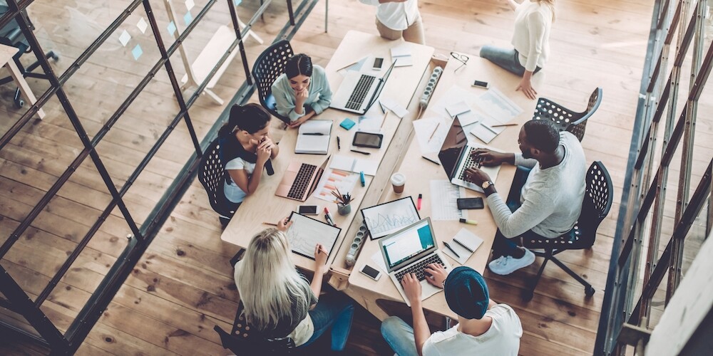 Reunião de trabalho em equipe em ambiente moderno