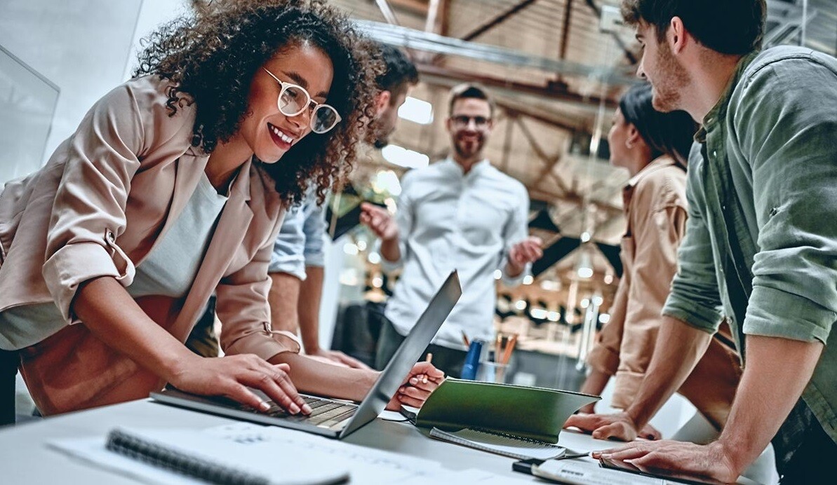 Grupo colaborando em trabalho de equipe em escritório moderno