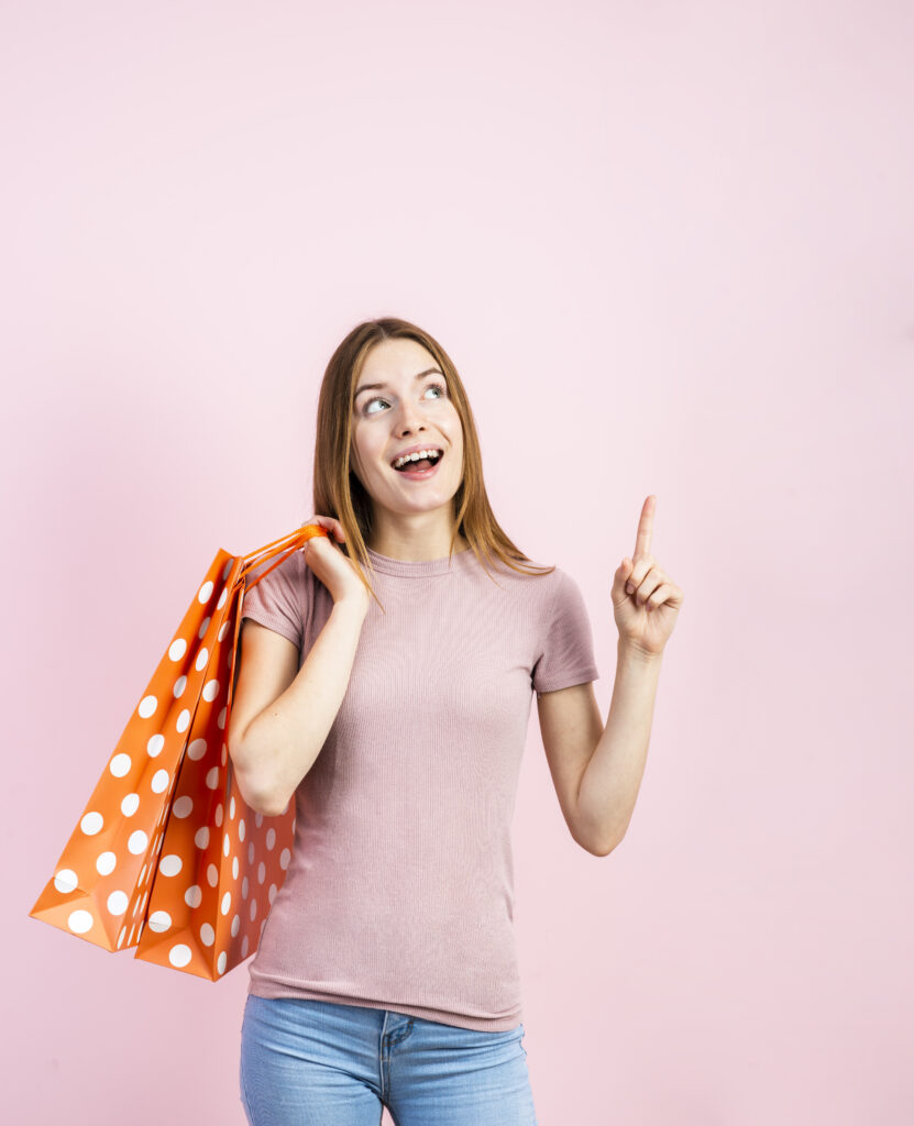 DiadoConsumidorYAVDigital2 Uma mulher olhando para cima com uma sacola apoiada no ombro.