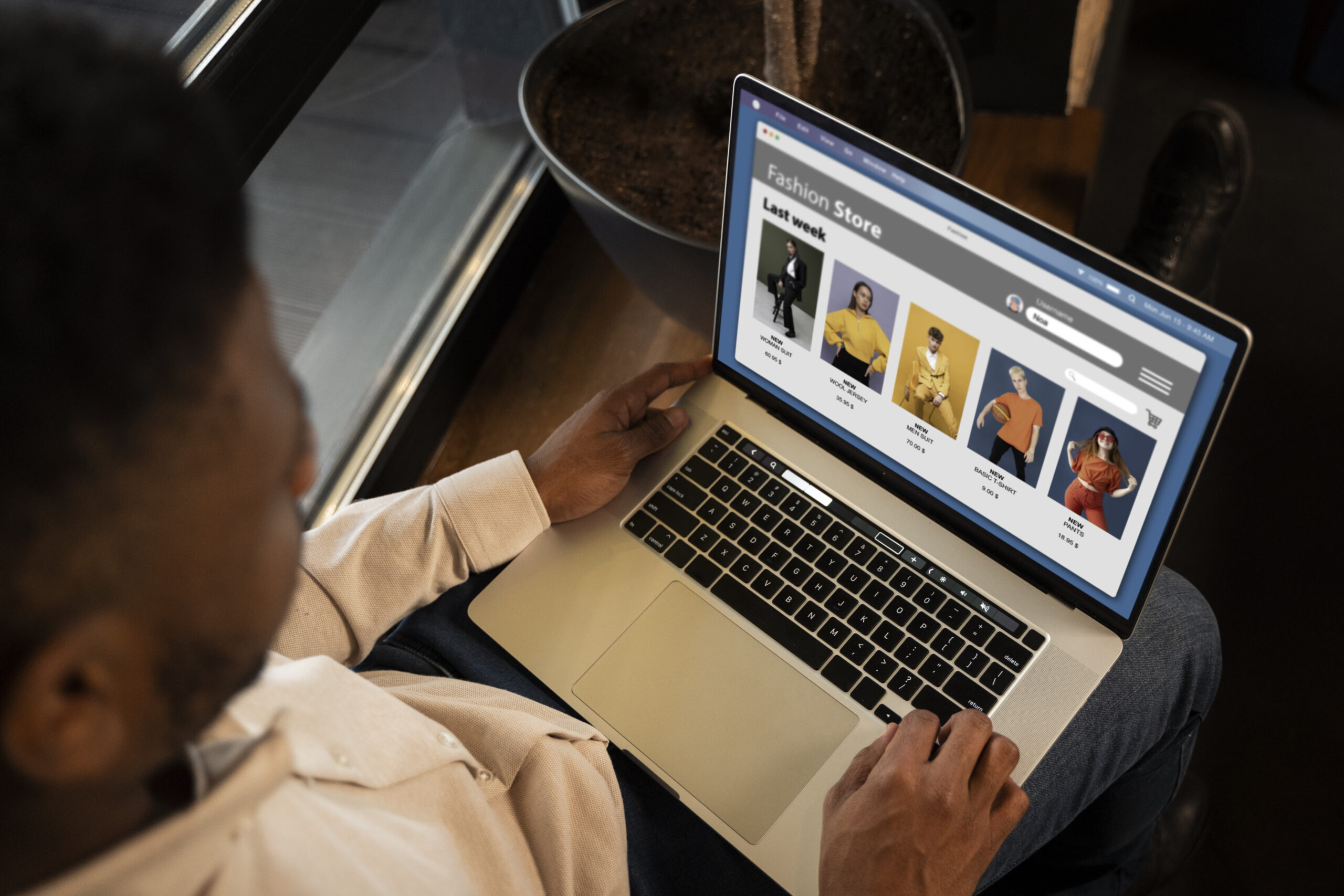Homem navega em loja virtual de moda no laptop
