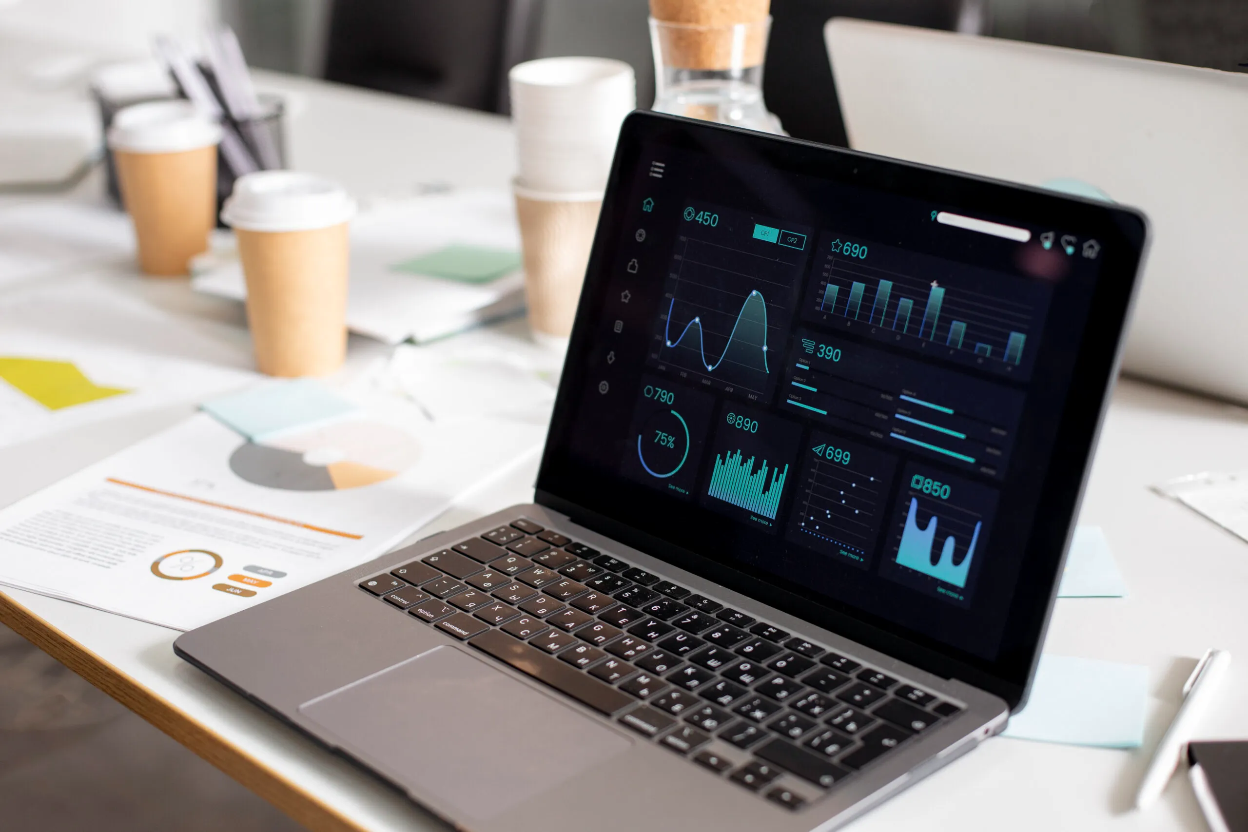 Laptop exibindo gráficos e dados de desempenho