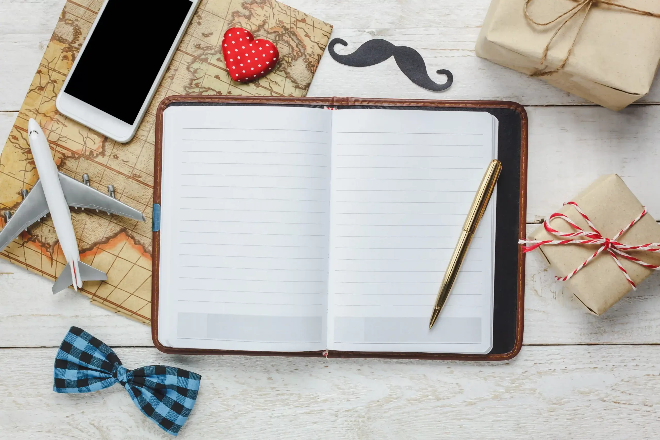 Caderno em branco com acessórios de viagem e escritório.